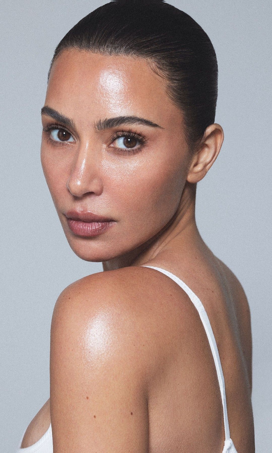 Primer plano de Kim Kardashian sin maquillaje 