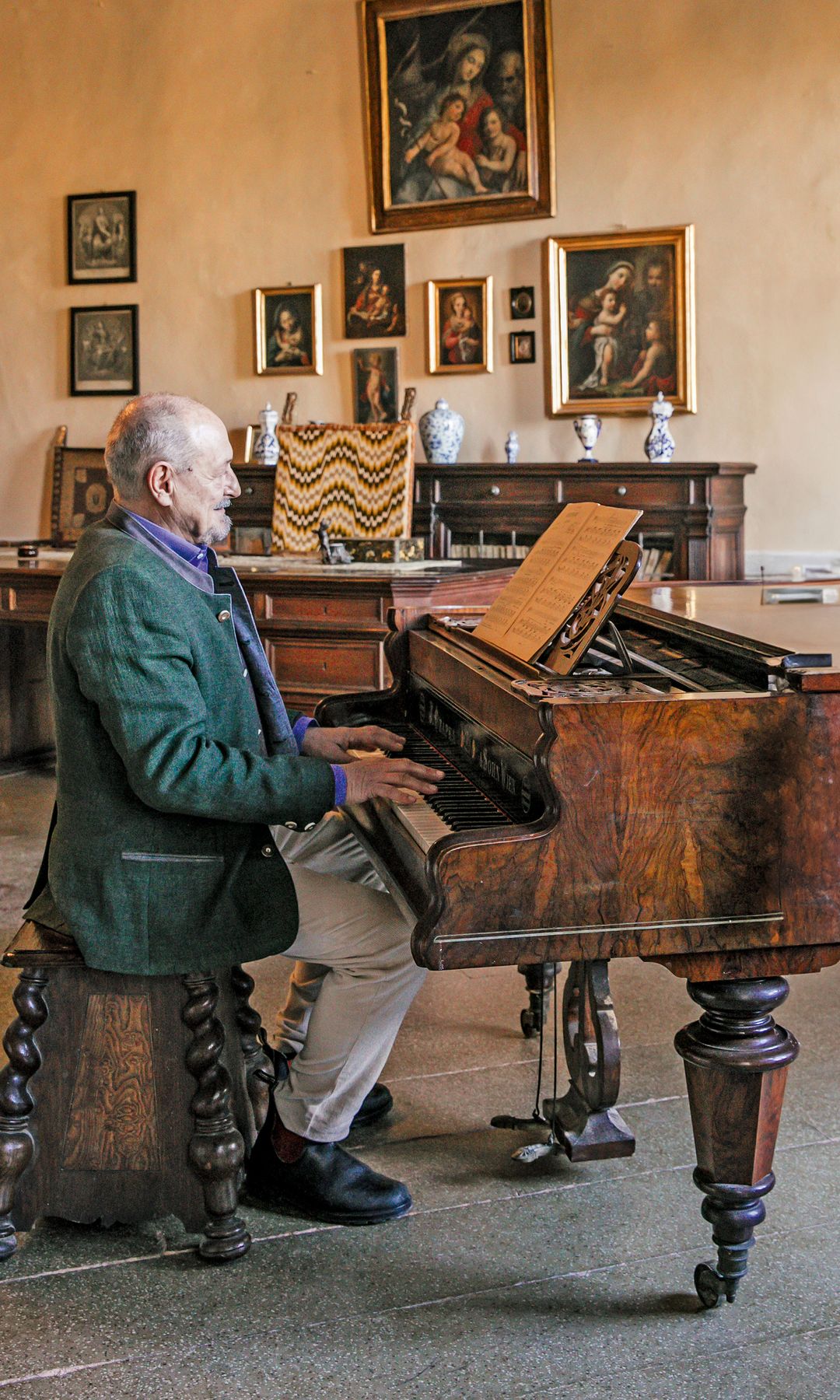 Andrea Boscu Bianchi Bandinelli sentado al piano 