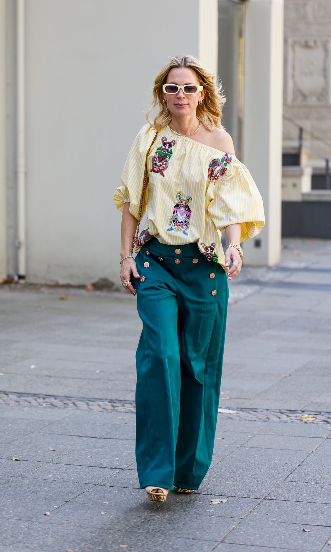 Blusa amarillo pastel y pantalones verdes