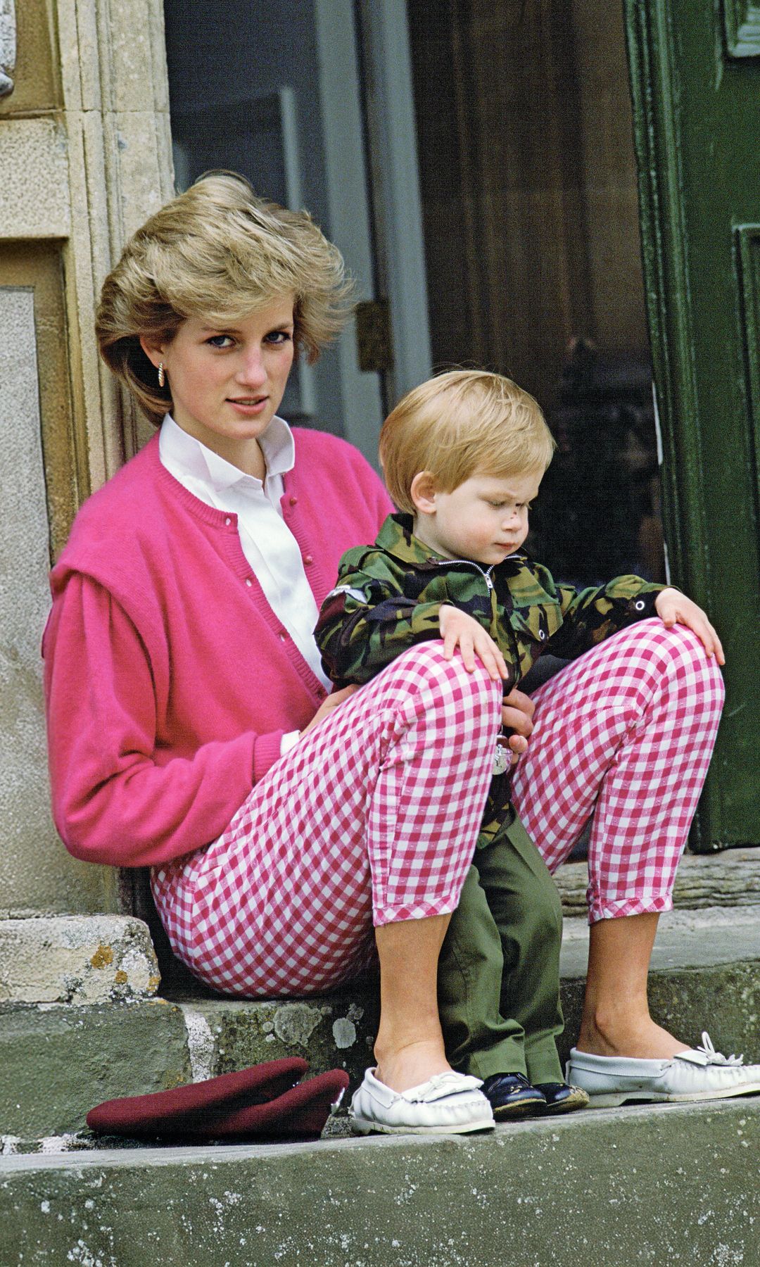 El príncipe Harry, de niño, con su madre, la princesa Diana