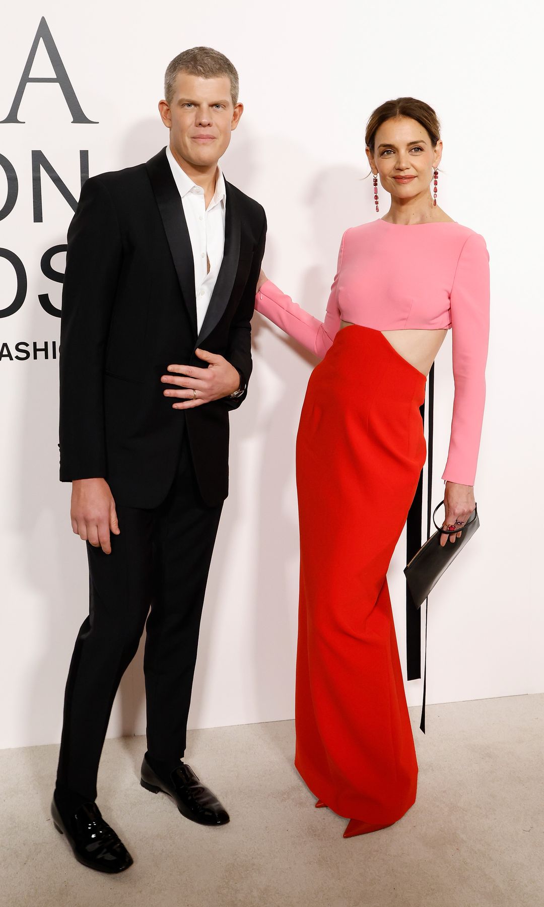 Katie Holmes y Wes Gordon durante los premios CFDA 2024 en un vestido de Carolina Herrera
