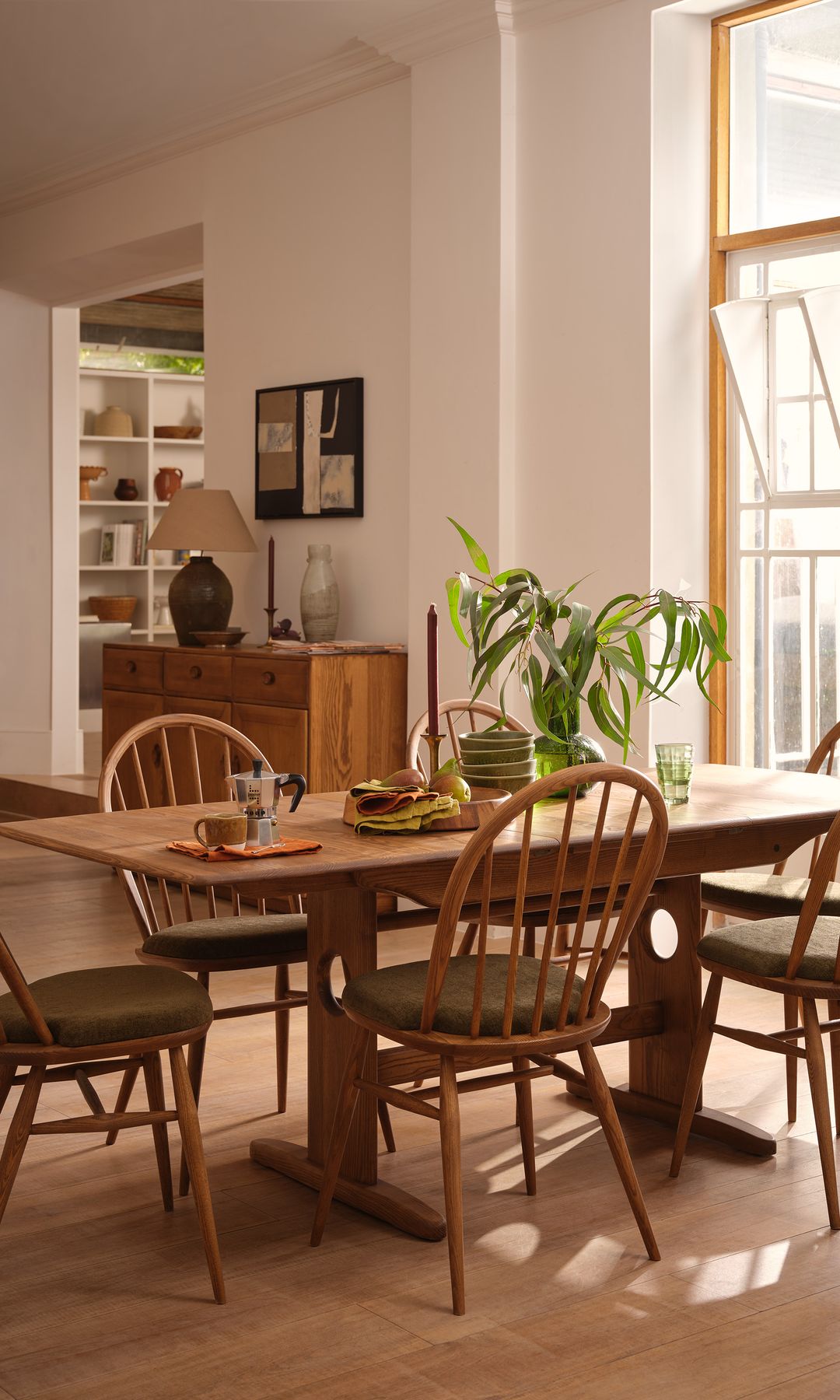 Comedor en madera con aparador y lámpara de sobremesa