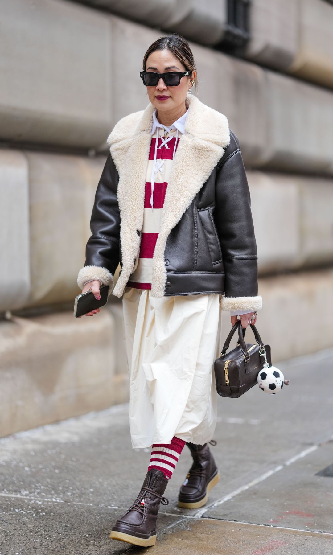 chaqueta de borrego con jersey de rallas y falda