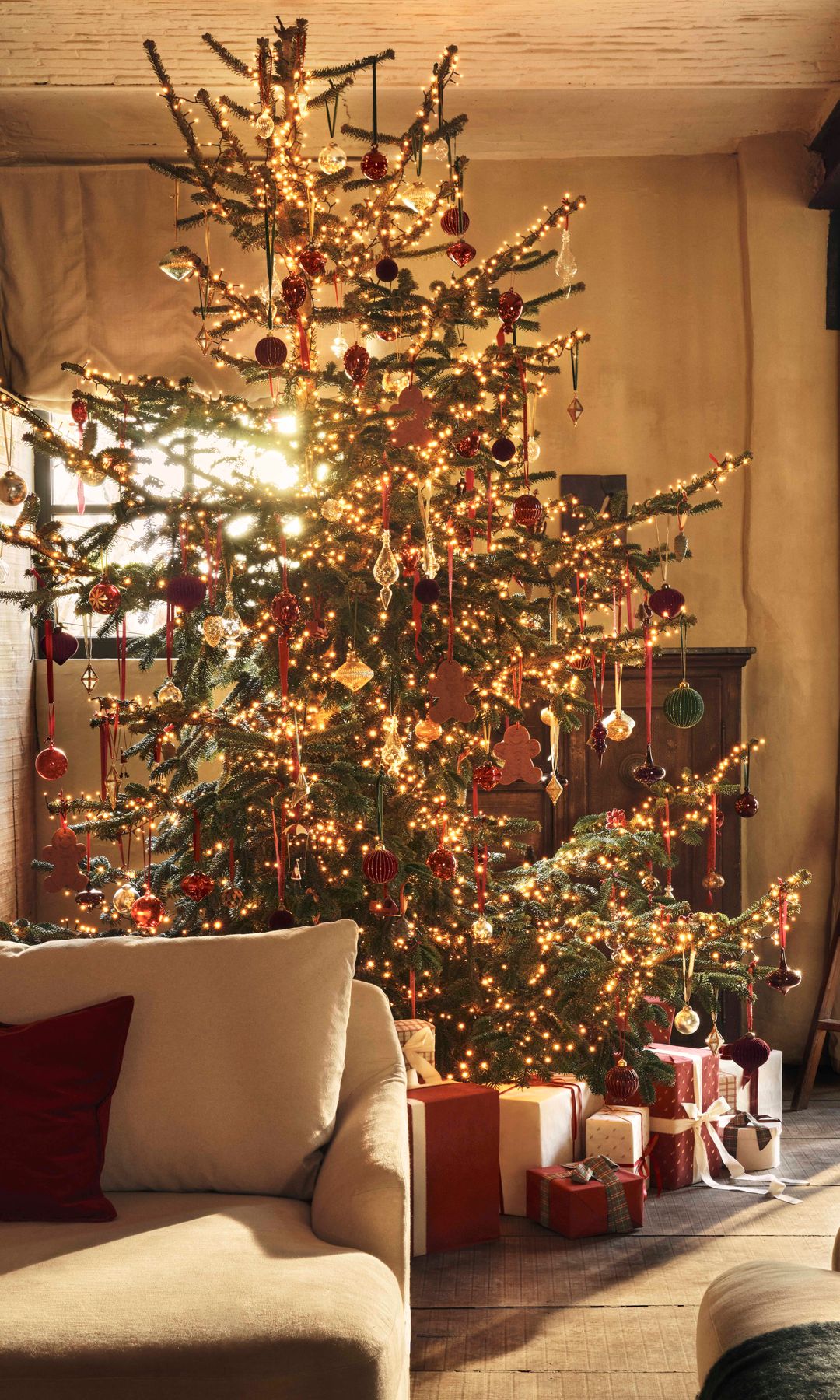 Salón con árbol de Navidad XL y regalos 