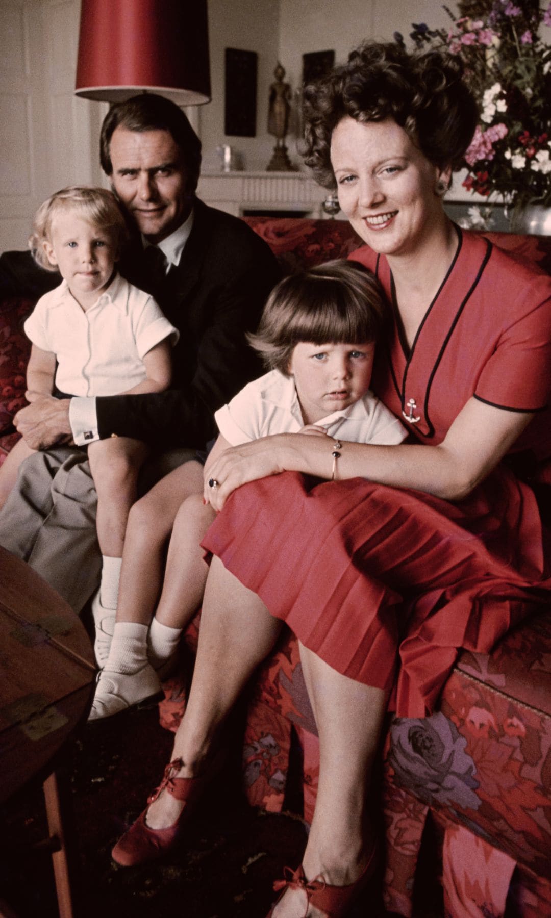 Margarita de Dinamarca y el príncipe Henrik con sus dos hijos en el Palacio de Marselisborg en 1972