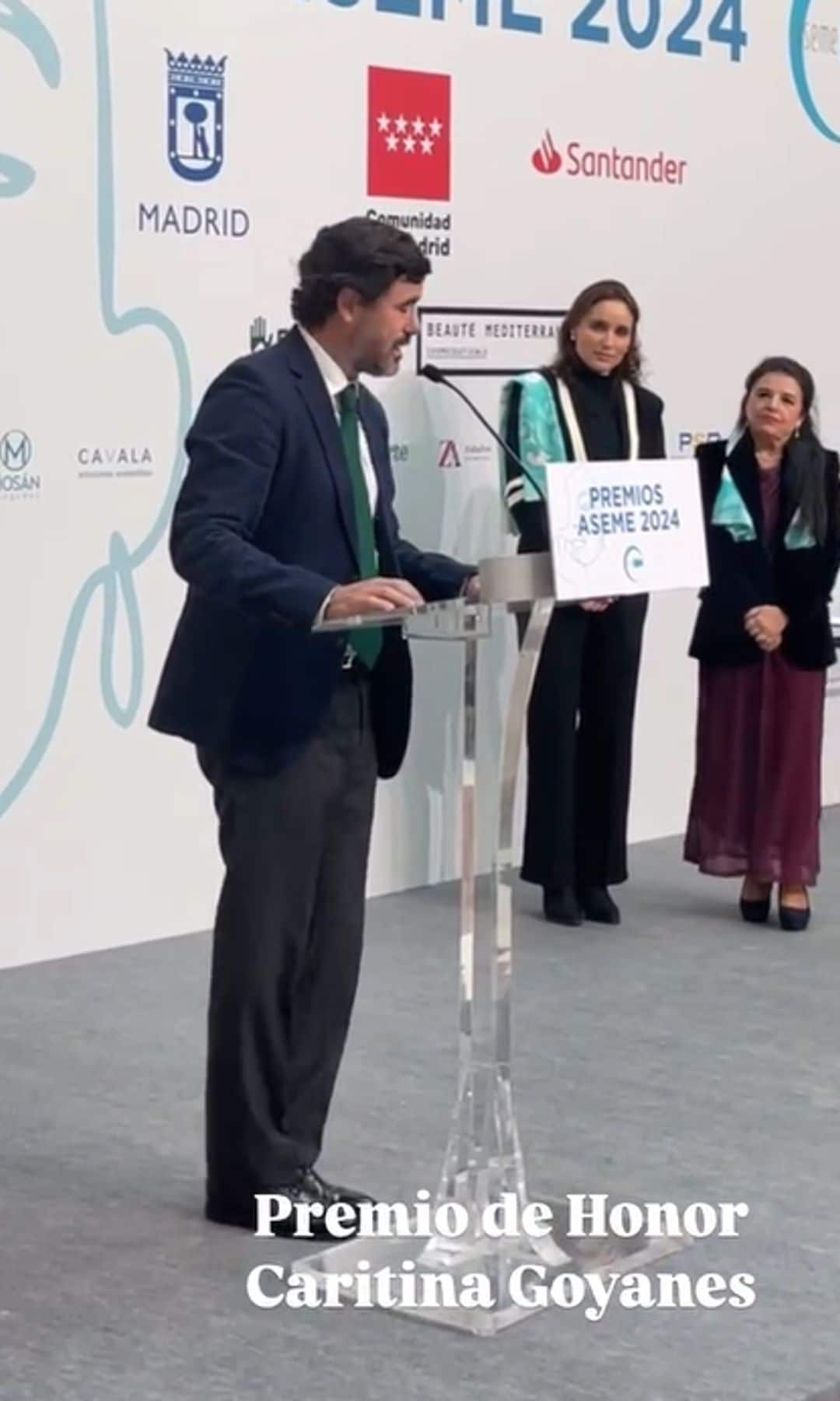 Antonio Martos recoge el premio de honor póstumo a Caritina Goyanes en los Premios Mujer Empresaria ASEME 2024. 19 de noviembre de 2024