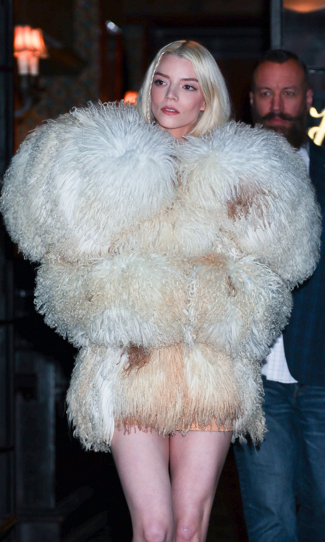 Actriz Anya Taylor-Joy es vista caminando por el Soho el 4 de febrero de 2025 en la ciudad de Nueva York.