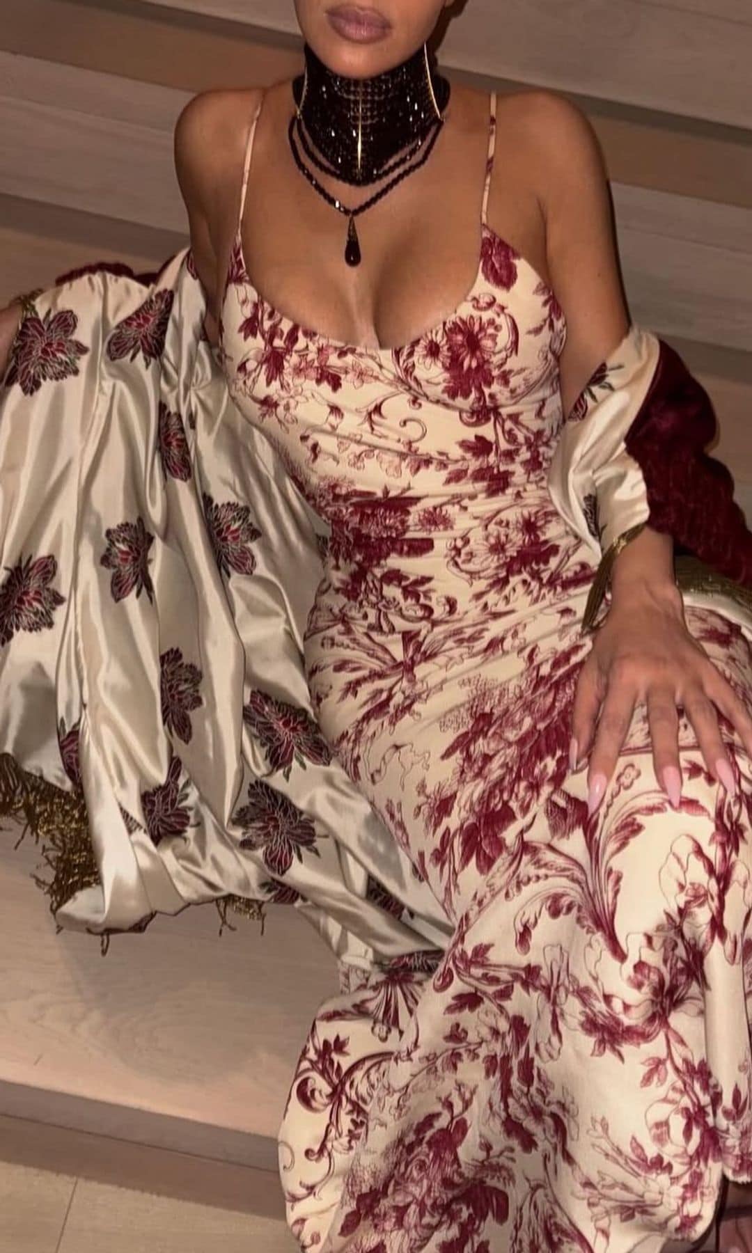 Kim Kardashian posó el día de ayer con un vestido que pertenece a al maison Dior de hace más de dos décadas.