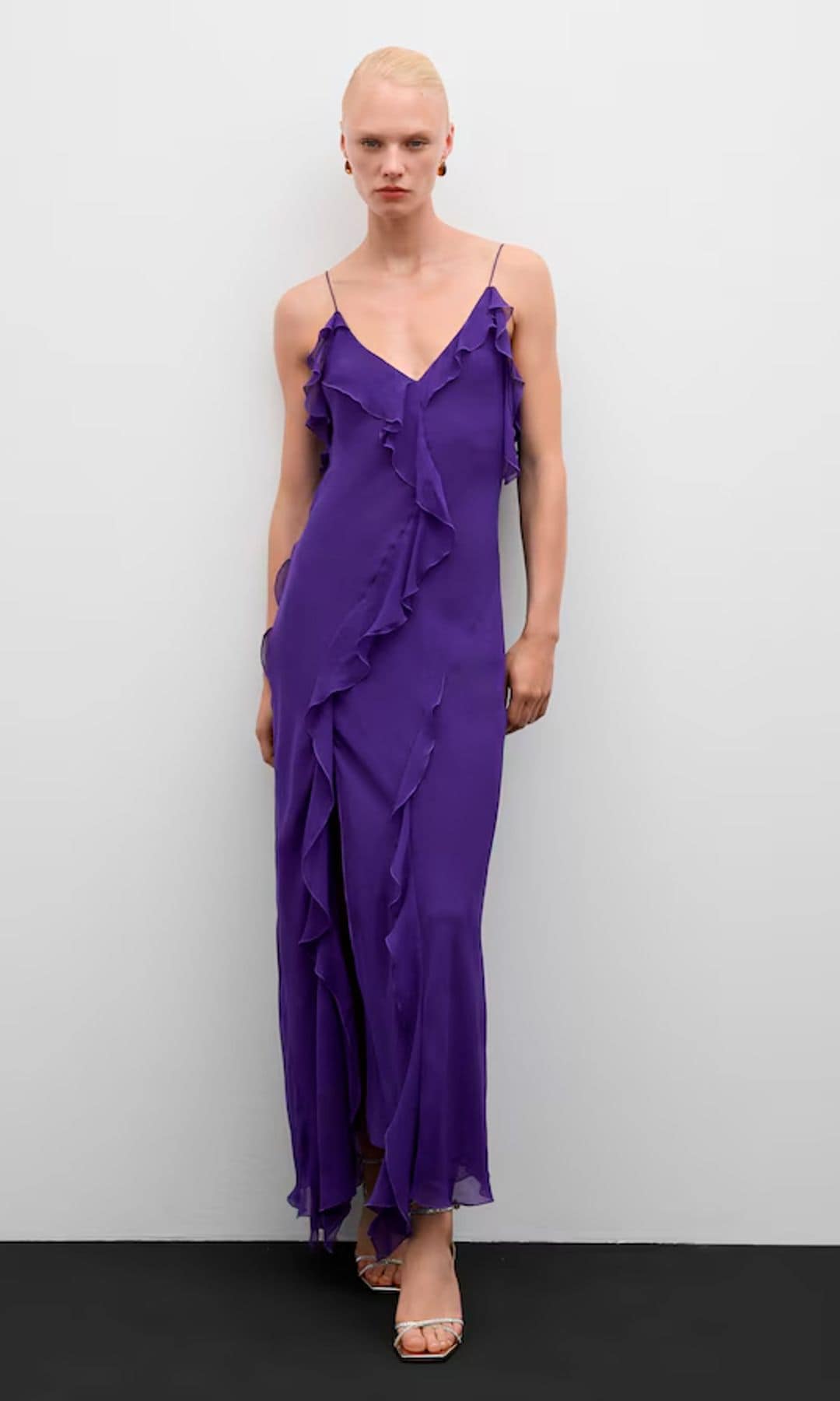 Vestido de invitada Mango morado con volantes