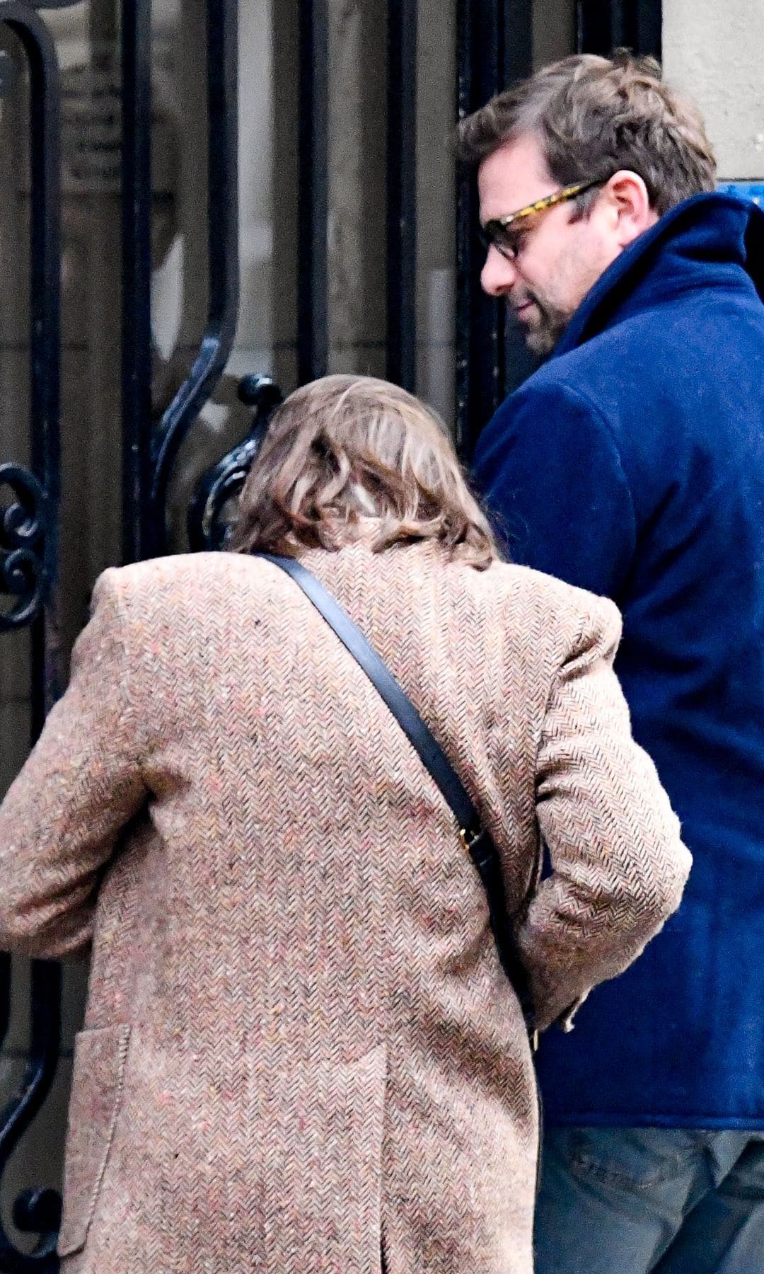 Carlota Casiraghi y Nicolas Mathieu entrando juntos a una casa