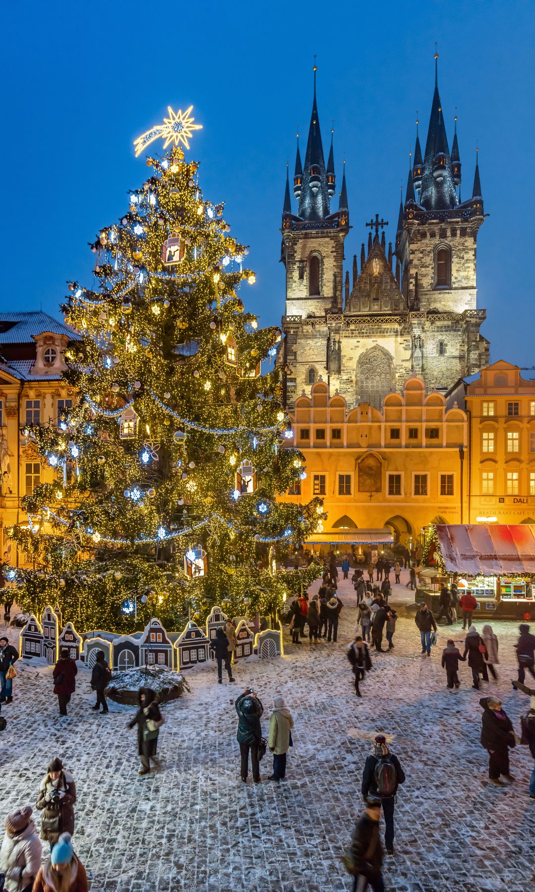 Mercado navideño en la plaza de la Ciudad Vieja de Praga