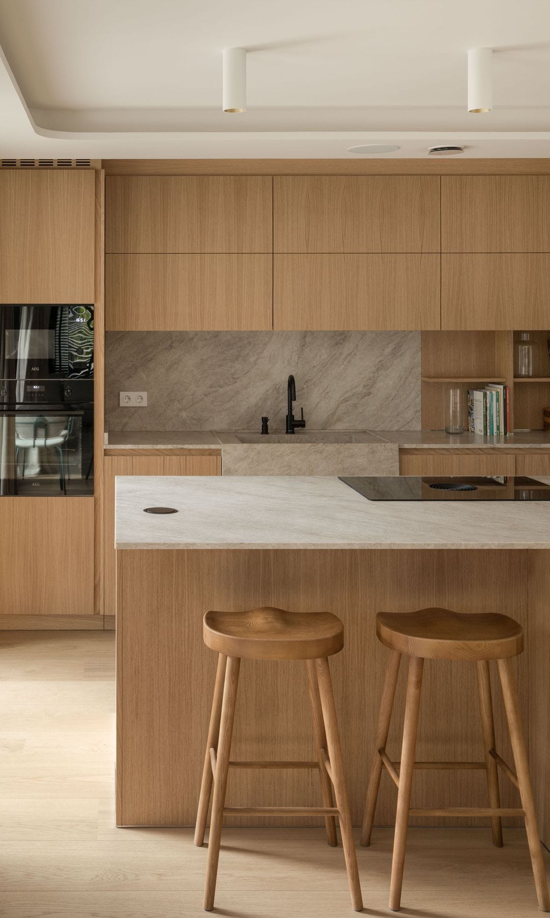 Cocina en madera con muebles sin tiradores