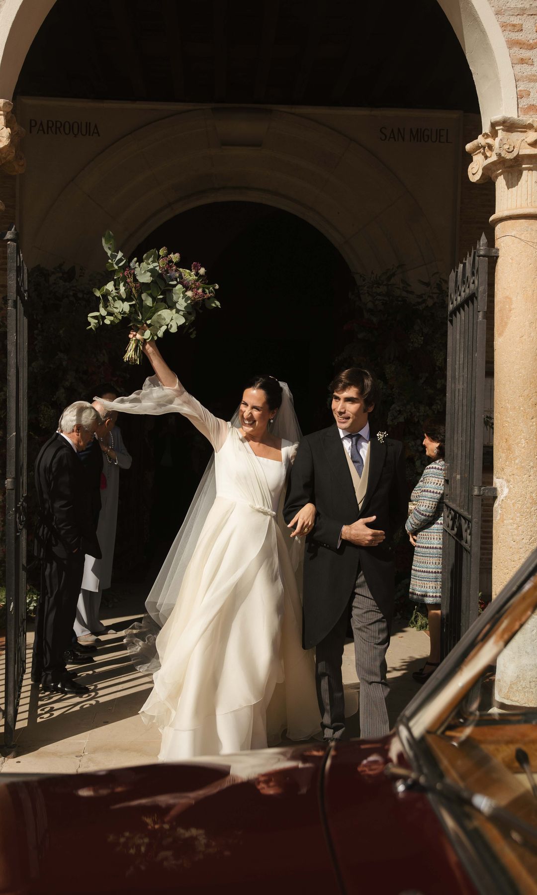 Beatriz Lizarriturri y su marido, saliendo de la Iglesia