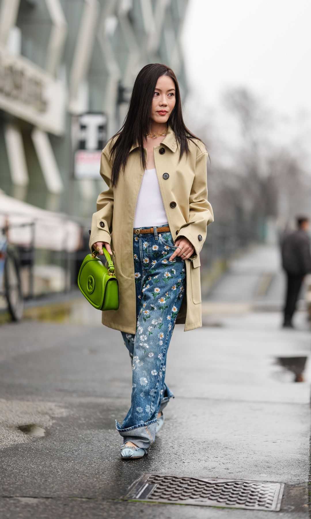 vaqueros con gabardina y bolso verde