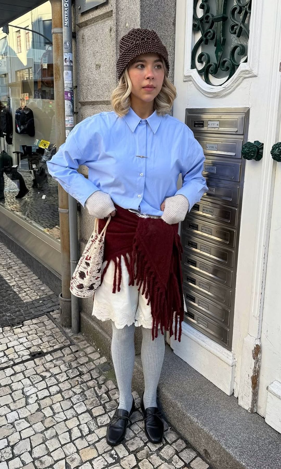 bermudas con leotardos, camisa y bufanda a la cintura