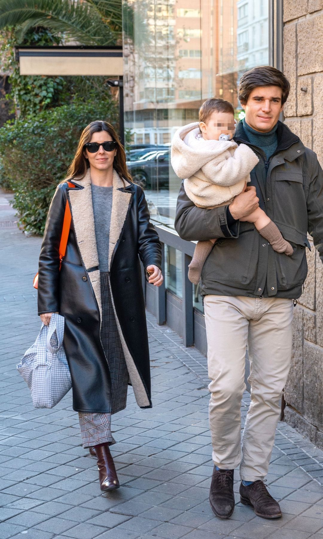 Belén Corsini y Carlos Fitz-James Stuart paseando por las calles de Madrid