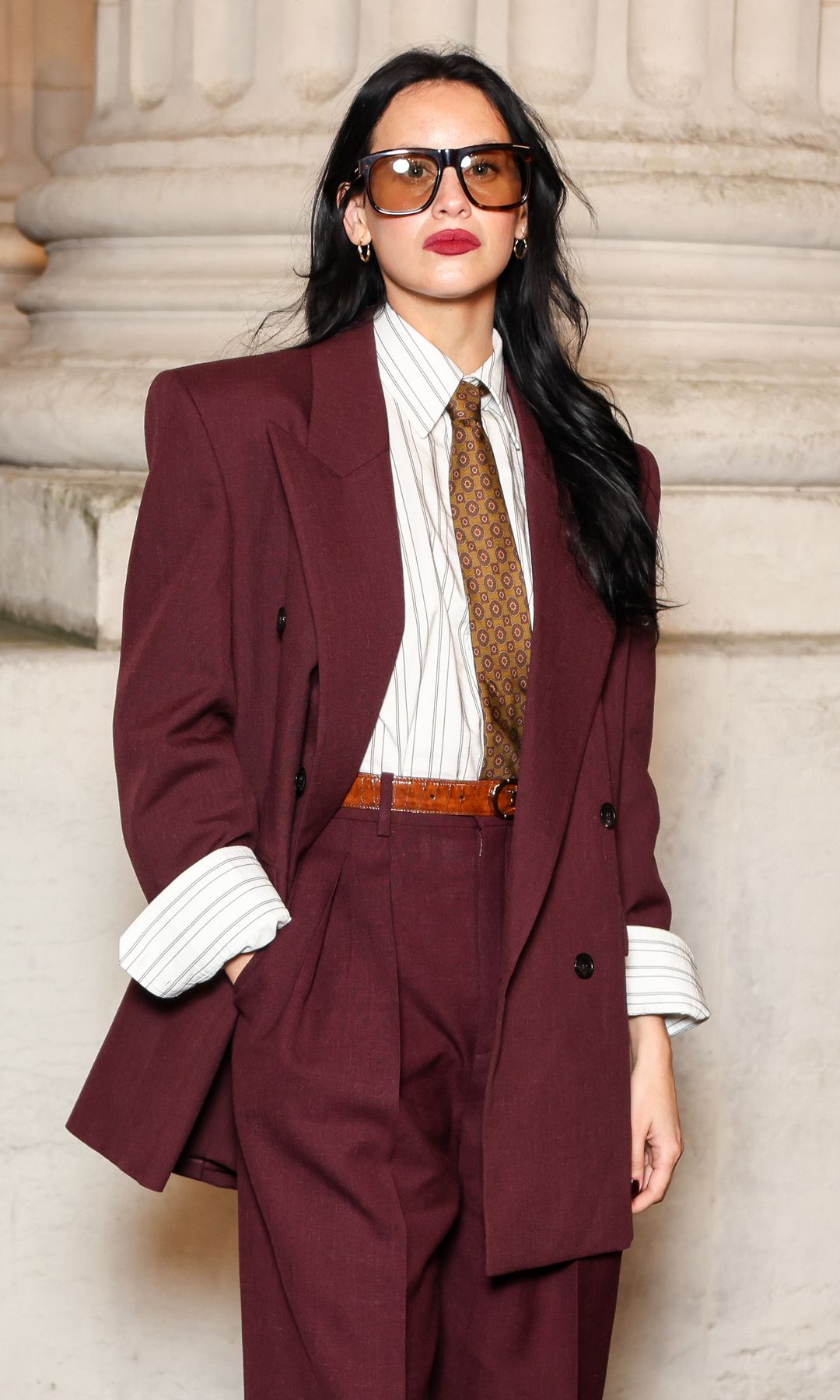 Milena Smit en el desfile de Saint Laurent Alta Costura París P/V 2025