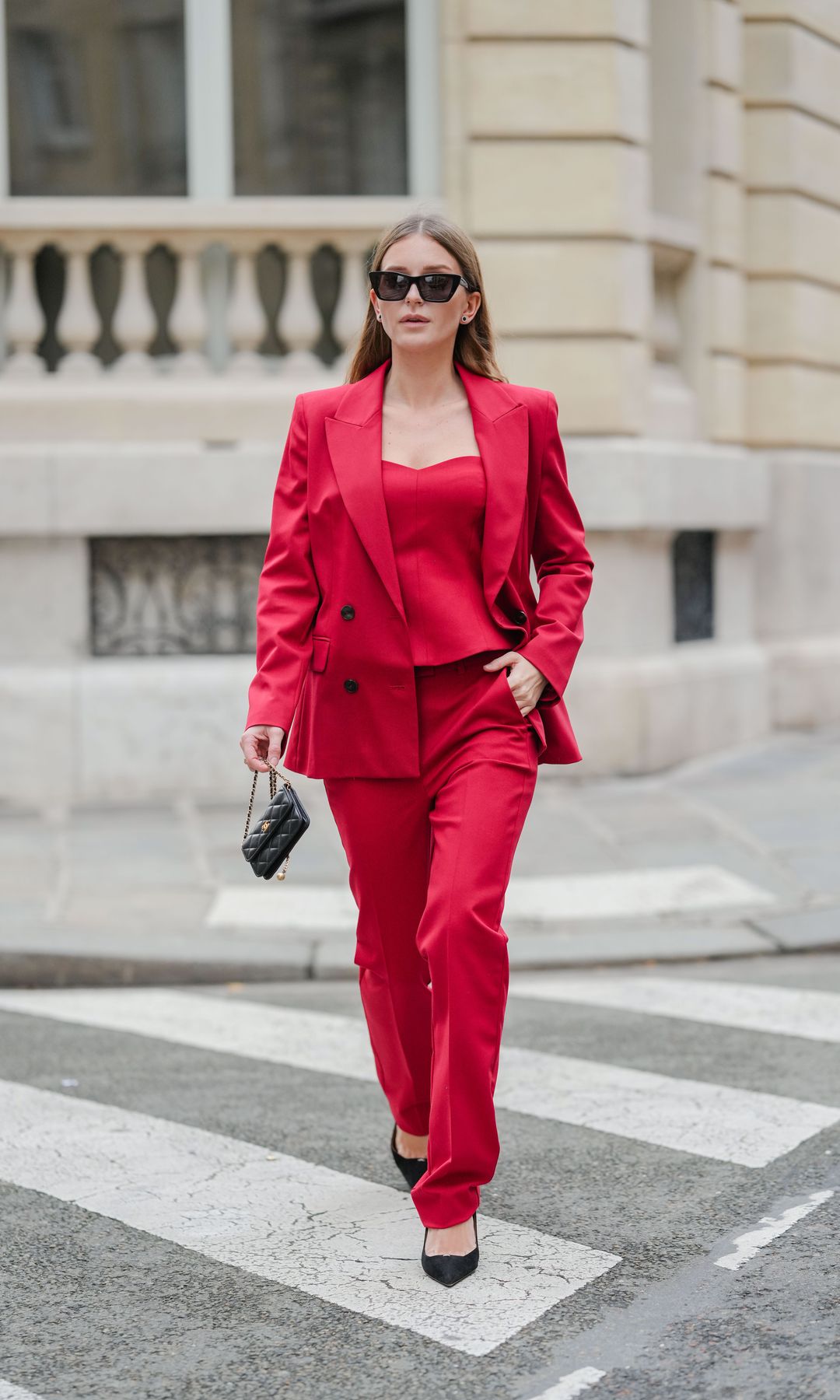 total look rojo con top estructurado y blazer