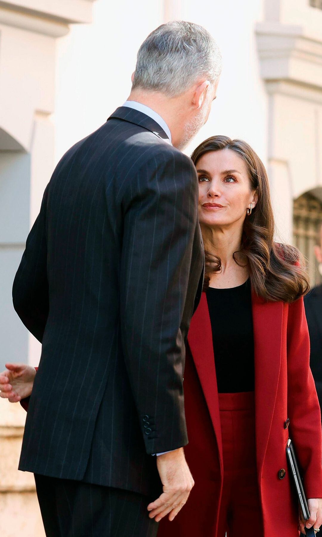 La reina Letizia mirando al rey Felipe