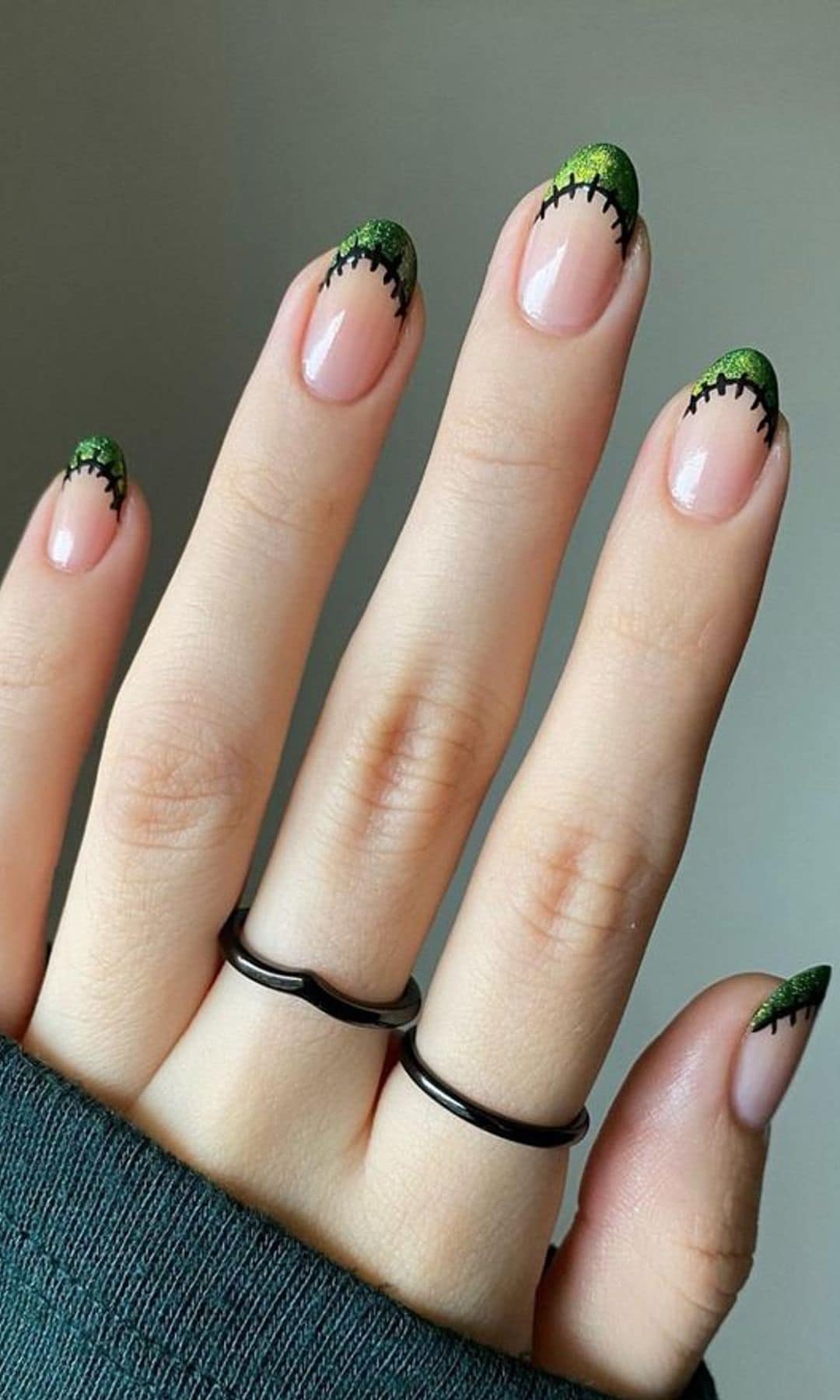 Uñas con efecto cosido y puntadas