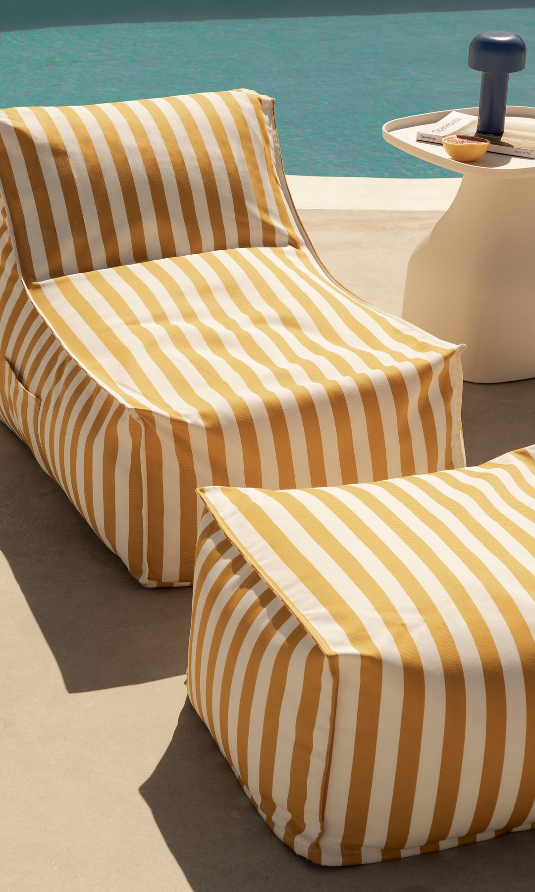 Sillón con reposapiés para exterior a rayas