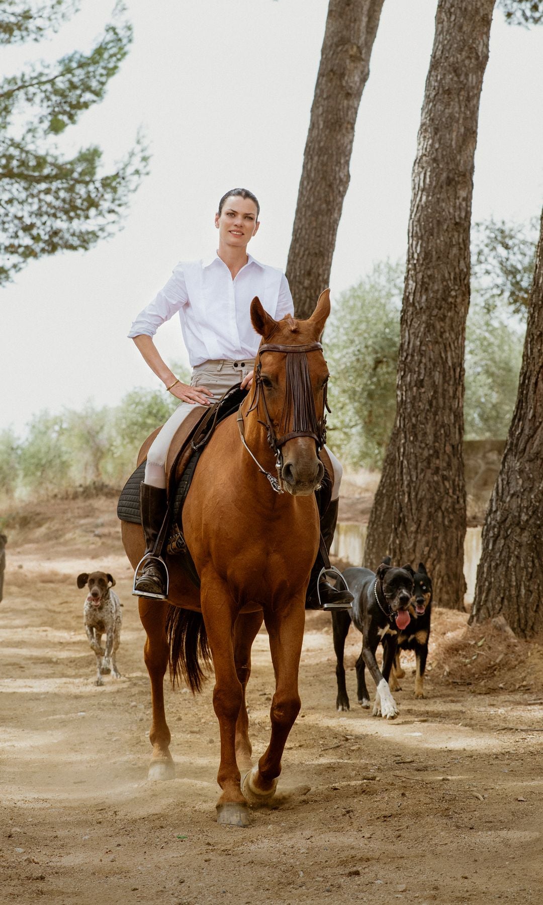 Alejandra de Rojas on horseback