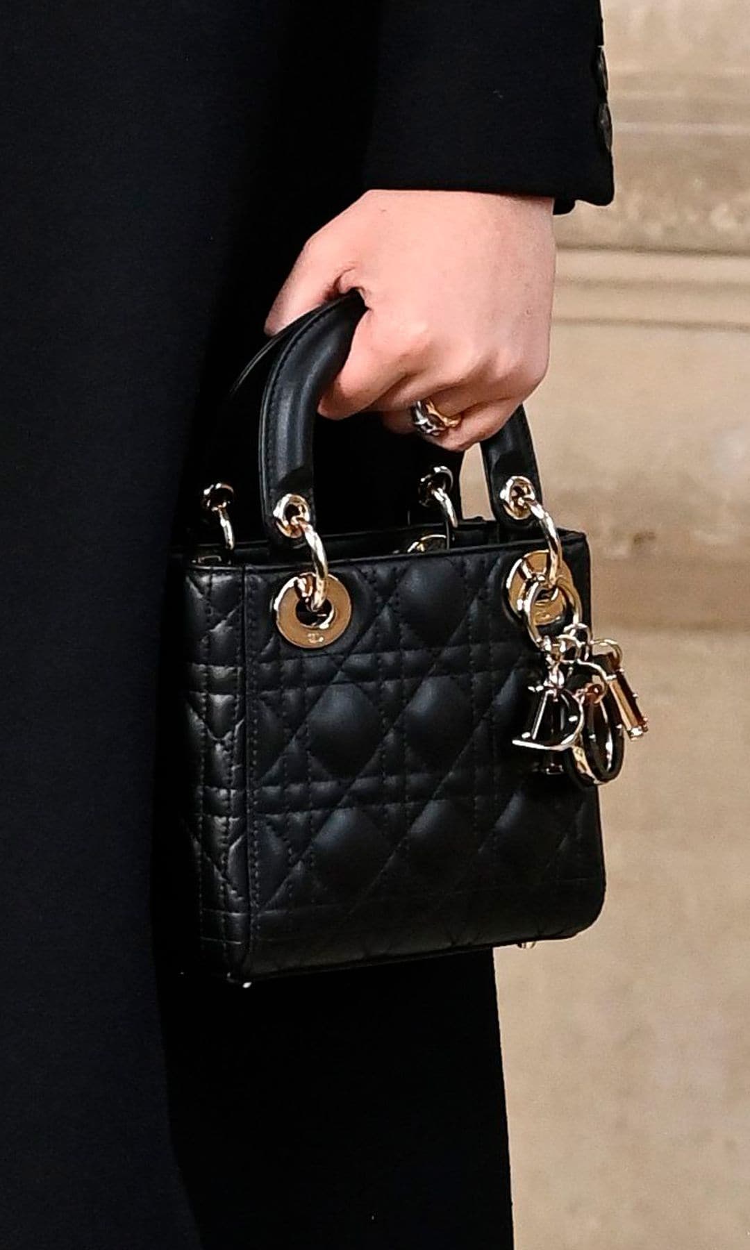 Victoria de Marichalar en el desfile de Dior: detalle bolso