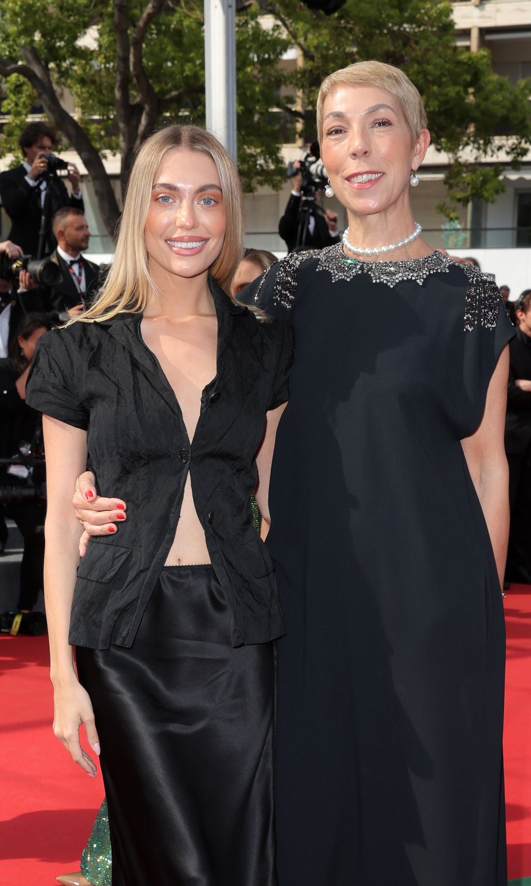 Héloïse Agostinelli y Mathilde Favier-Meyer asisten a la alfombra roja de 'L'Amour Ouf' (Corazones Latentes) en la 77ª edición anual del Festival de Cannes en el Palais des Festivals el 23 de mayo de 2024 en Cannes, Francia