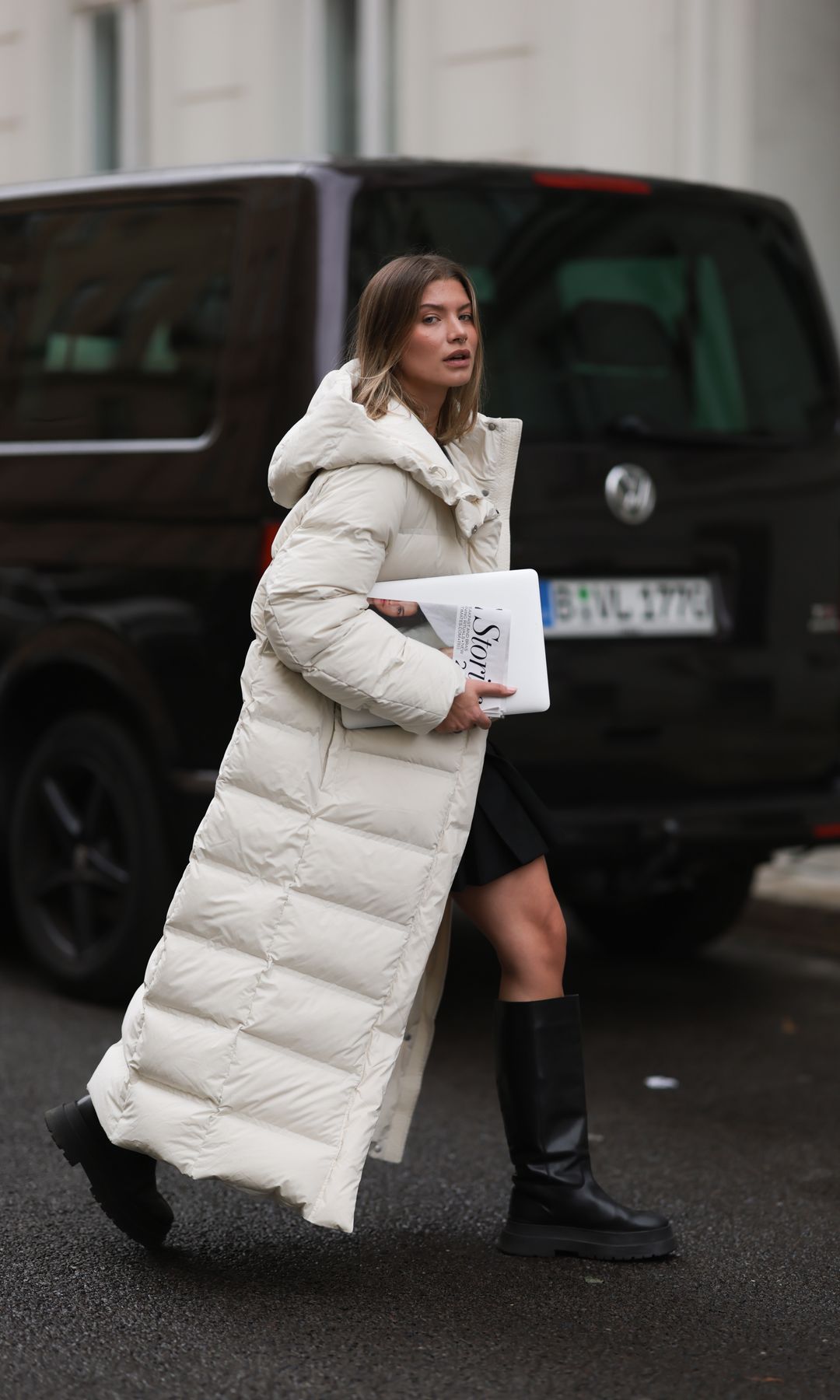 abrigo de plumas, anorak largo blanco con botas altas