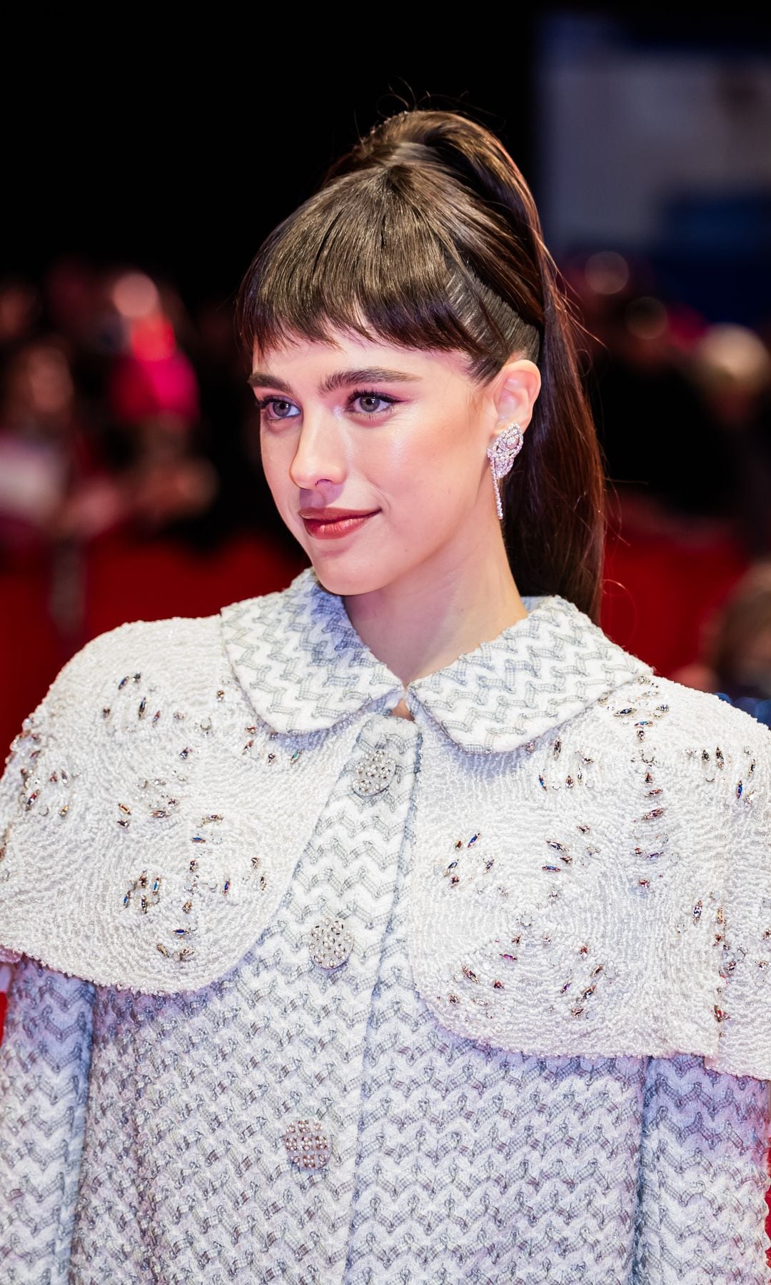 Margaret Qualley delumbró con un nuevo flequillo a su paso por el festival