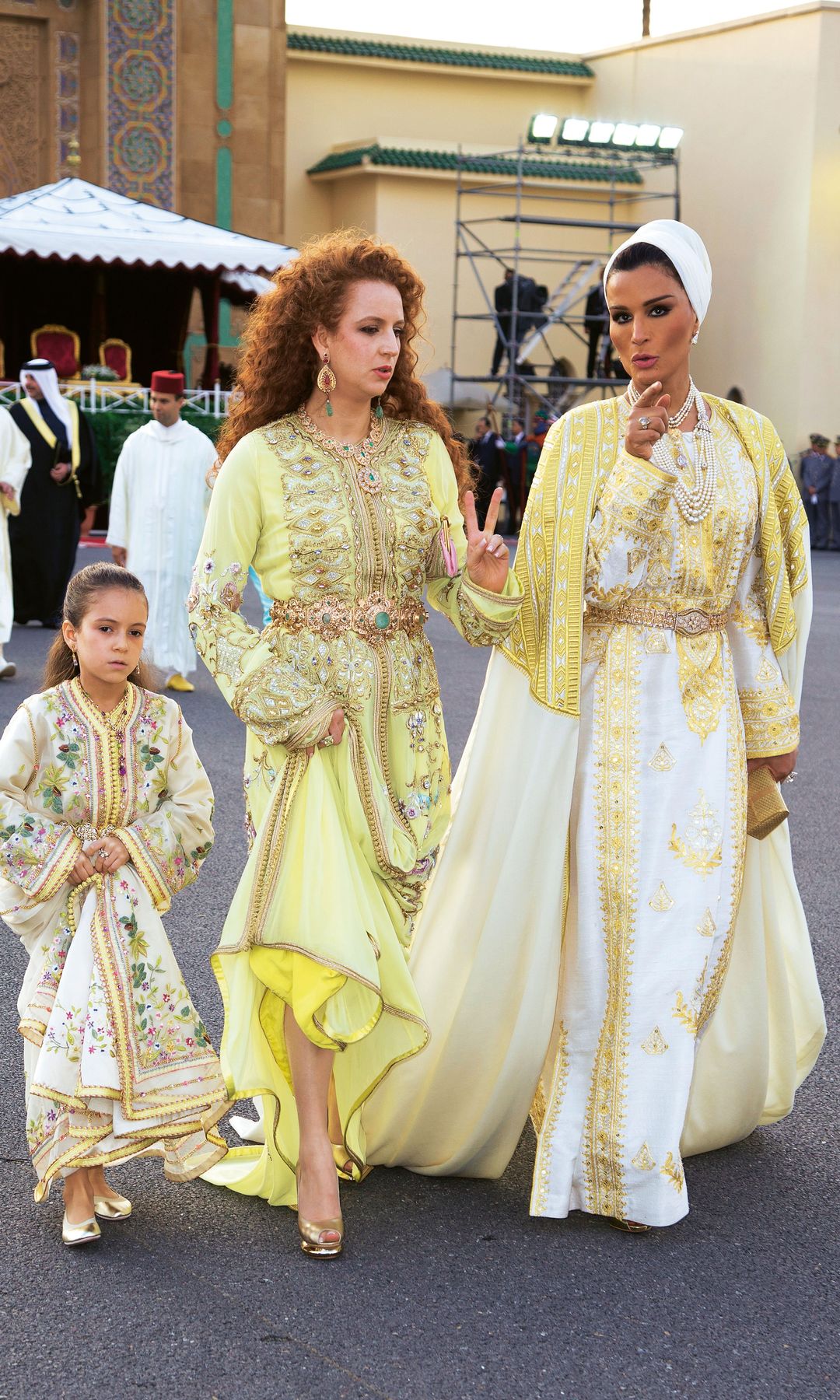 Lalla Khadija junto a su madre, la princesa Lalla Salma y la entonces jeque­sa de Qatar, Moza Bint Nasser, en la boda de su tío paterno Moulay Rachid, en noviembre de 2014