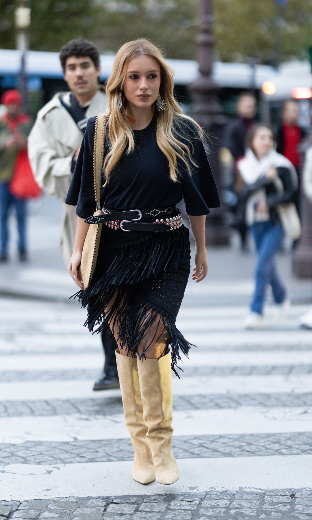 camisa negra y minifalda negra de flecos con botas beige