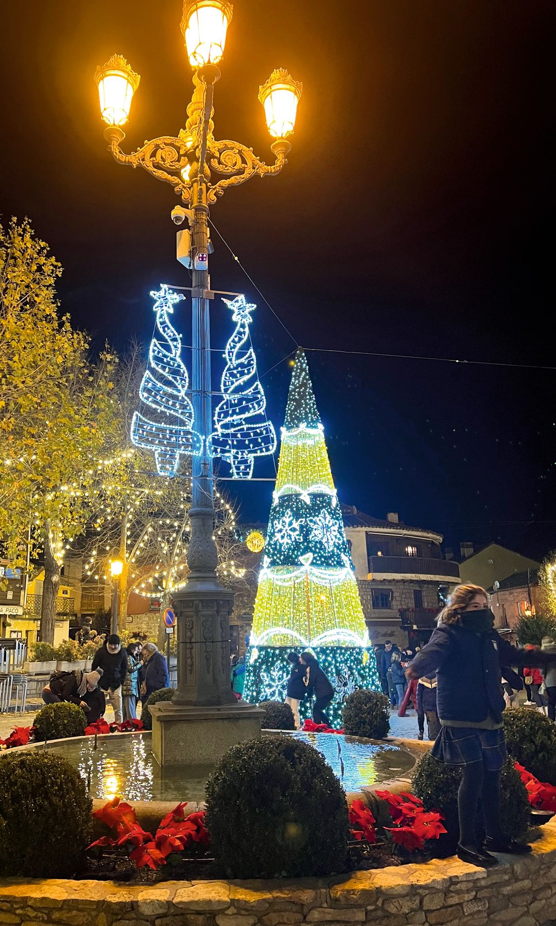 Luces de Navidad en el pueblo madrileño de Navacerrada, en plena sierra de Madrid