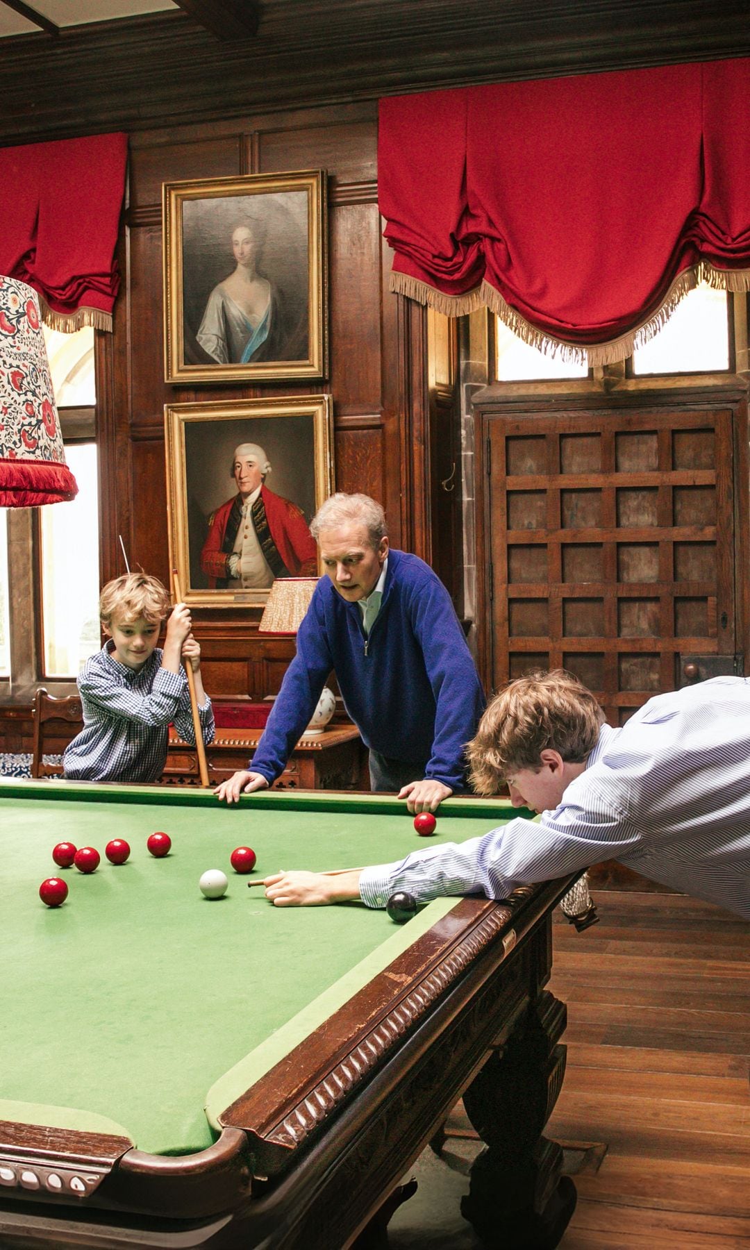 La sala de juegos y billar en la que también juegan con su padre