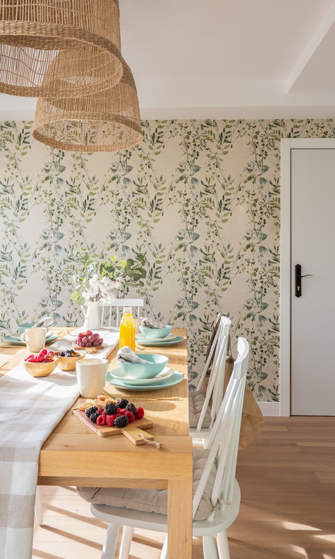 Comedor con papel pintado en la pared