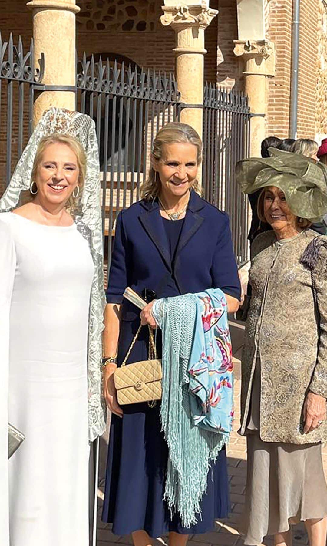 La infanta Elena con la madrina de la boda y su madre