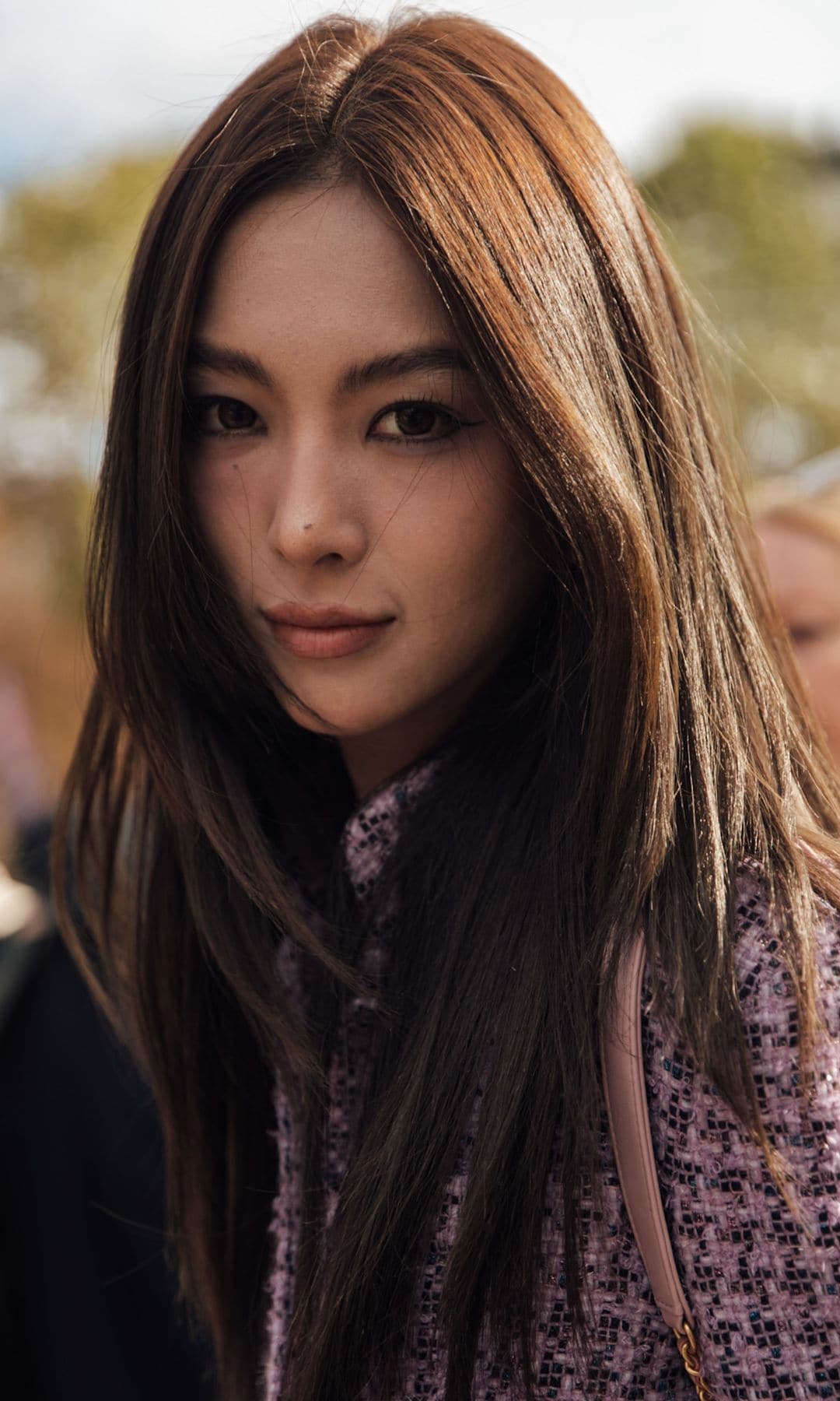 Mujer en la Fashion Week de Paris pelo bonito