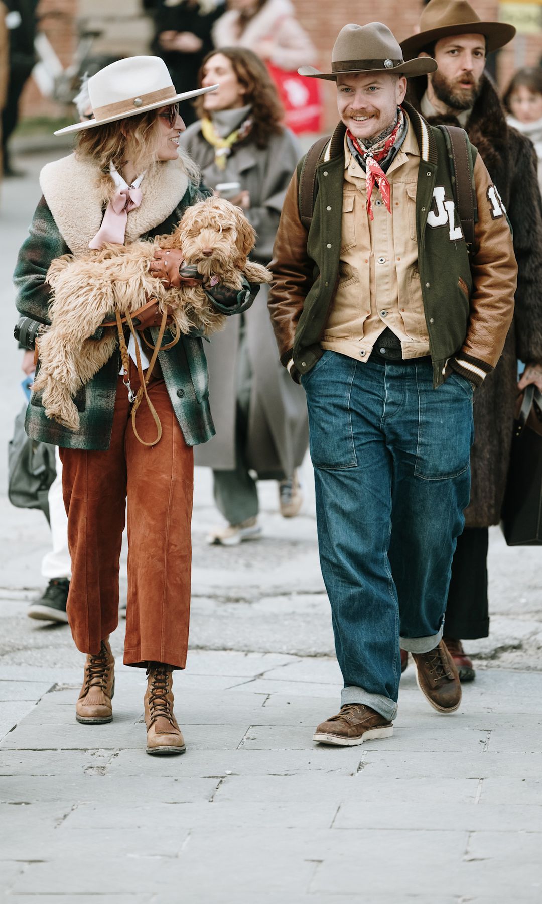 Looks de street style de Pitti Uomo con sombreros de fedora