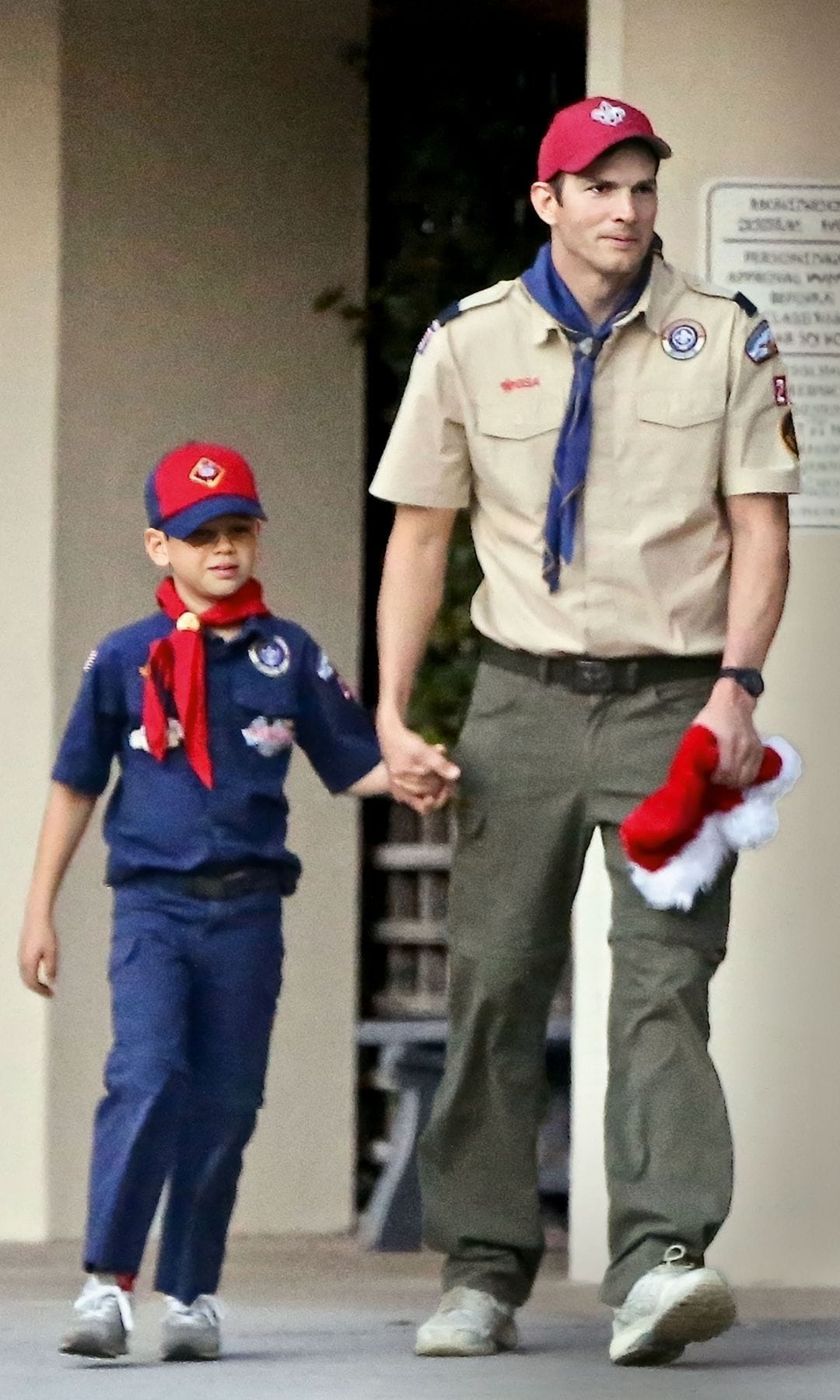 Ashton Kutcher y su hijo, vestidos de boyscout