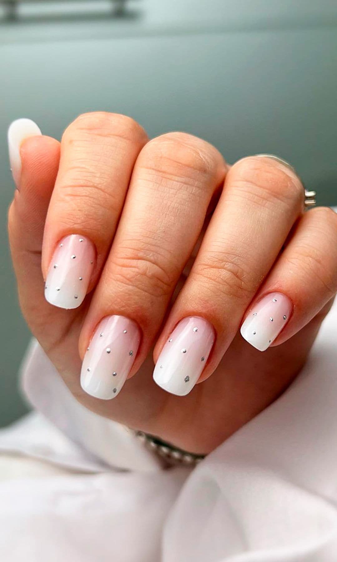 Manicura baby boomer con puntos plateados