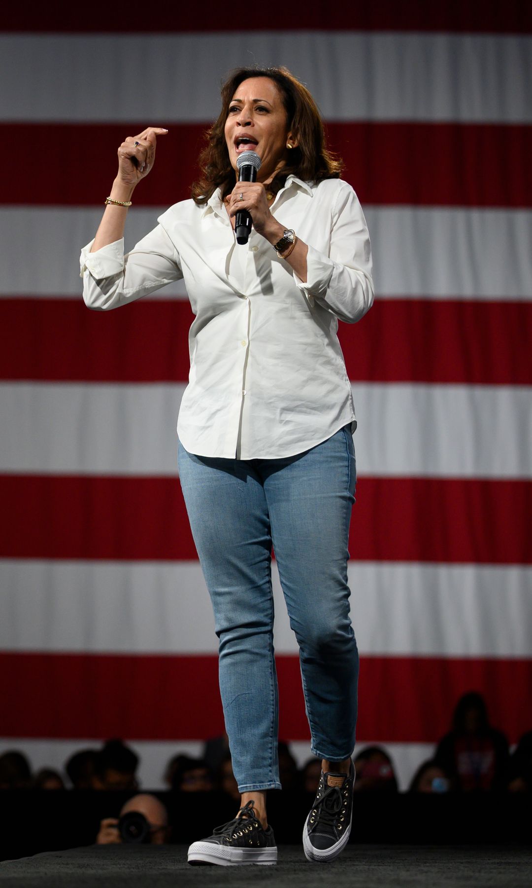 Kamala Harris con zapatillas