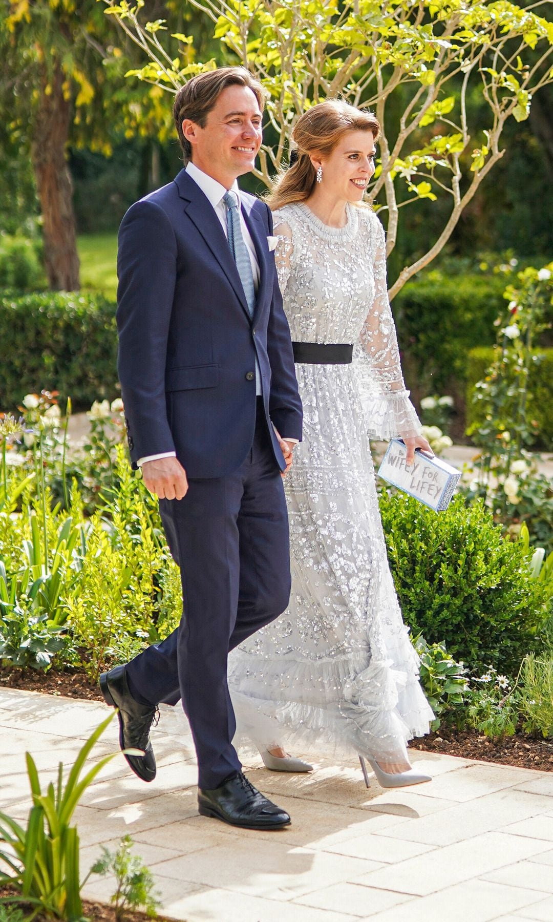 Beatriz de York y su marido, Edoardo Mapelli Mozzi, viajaron a Amman para la gran boda que la Casa Real Hachemita celebró el 1 de junio de 2023, en la que se casó el príncipe heredero, Hussein de Jordania, con Rajwa Al Saif. Hay que señalar que en esa boda, como representantes de la Casa Real británica, estuvieron los príncipes de Gales, por lo que la presencia de la princesa Beatriz demostraba amistad más que representación institucional