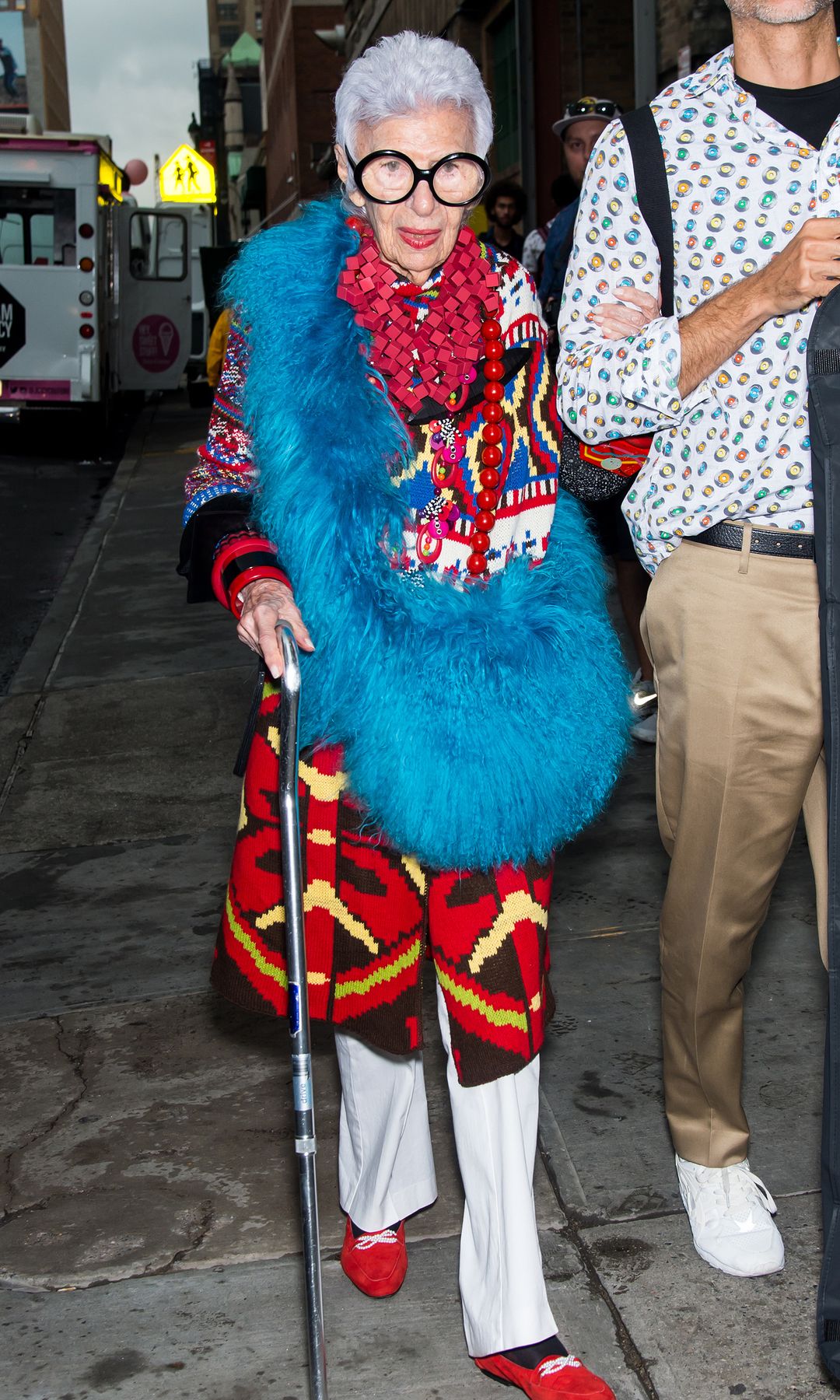 Iris Apfel vestía con contrastes de colores y juego de estampados