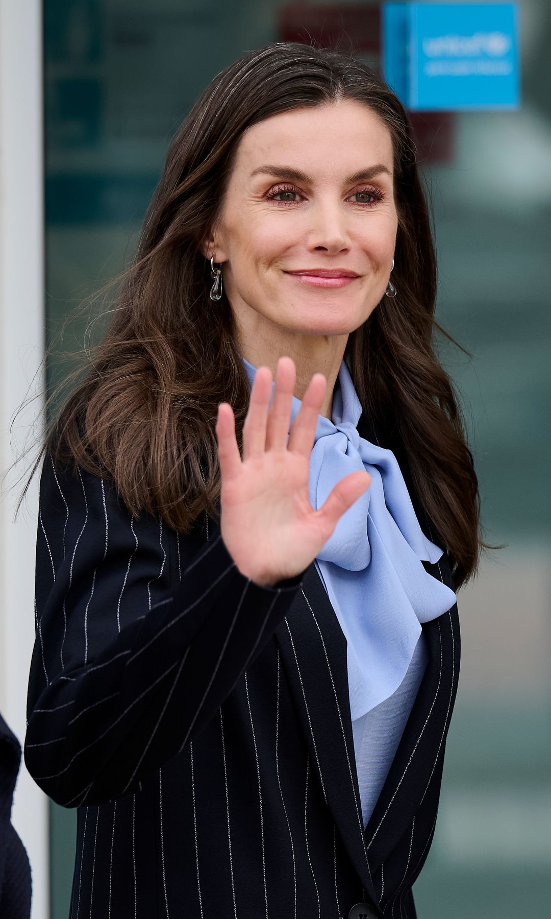 La reina Letizia saludando