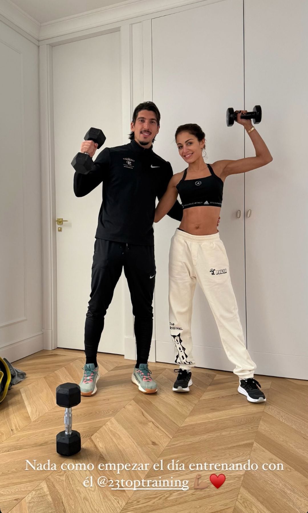 Hiba Abouk con look de entrenamiento y pesas en las manos antes de entrenar