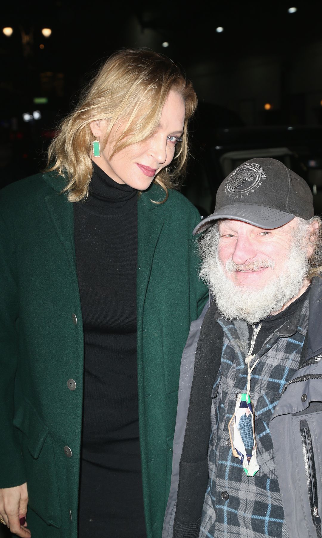 Uma Thurman se toma una foto con el icónico Radioman, Craig Castaldo, al llegar para su grabación de The Late Show with Stephen Colbert en el Ed Sullivan Theater