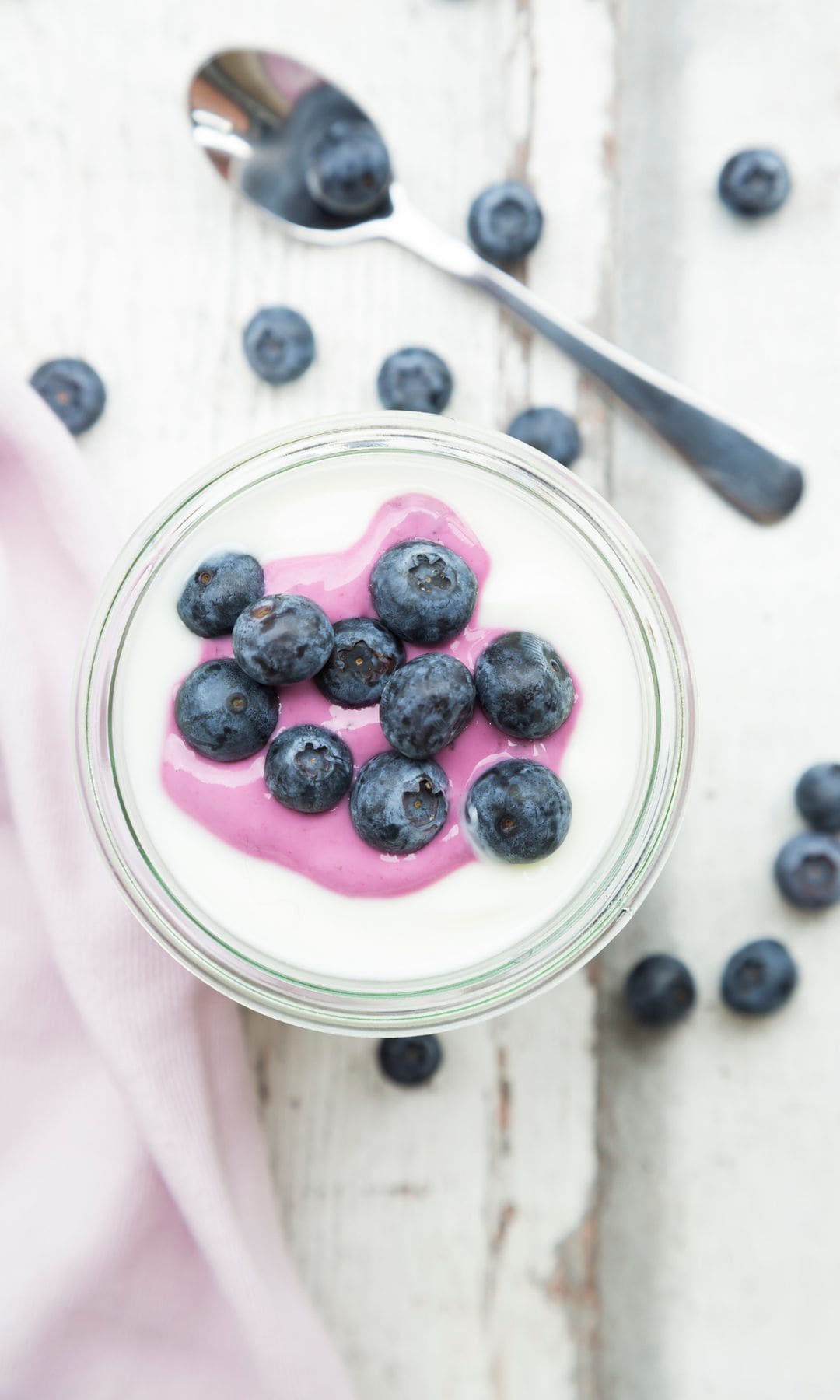 Cuenco de yogur con arándanos y cuchara