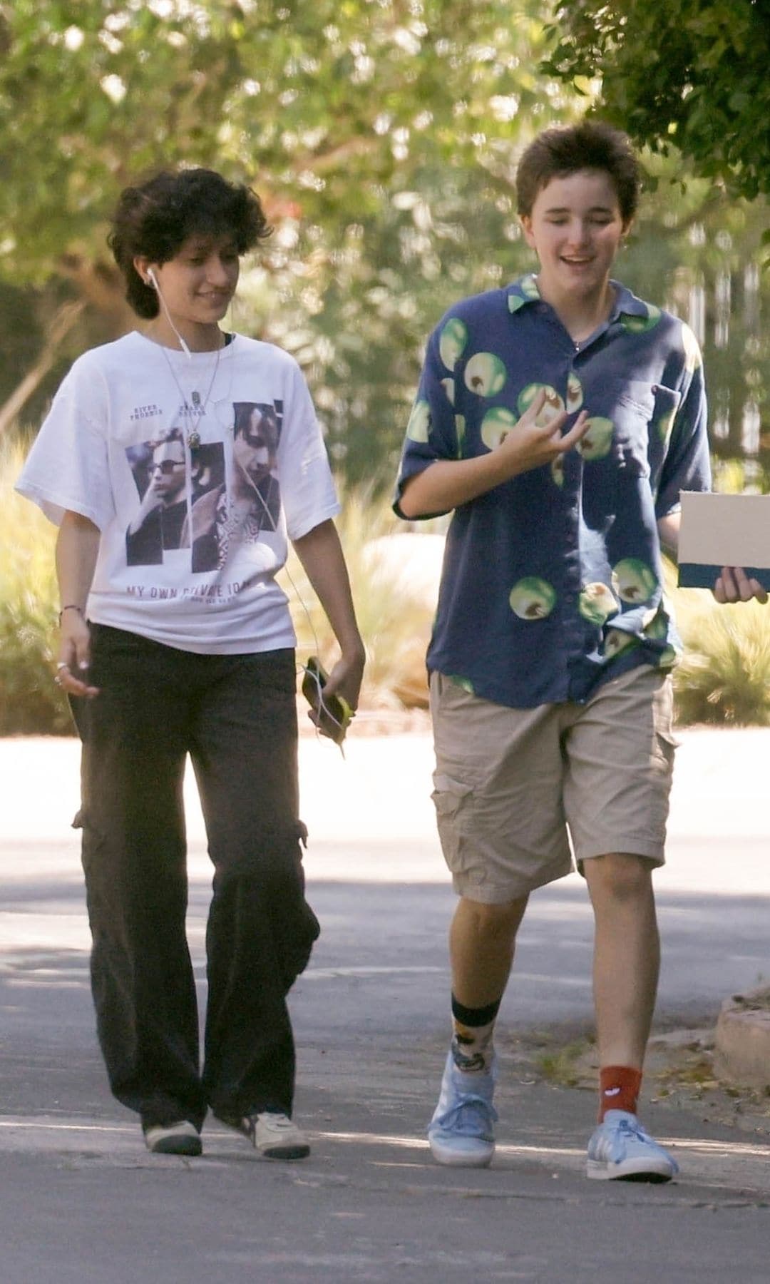 Días antes del divorcio de sus padres, Emme y Finn se reunieron para dar un paseo por el vecindario. Los hermanastros se veí­an muy felices