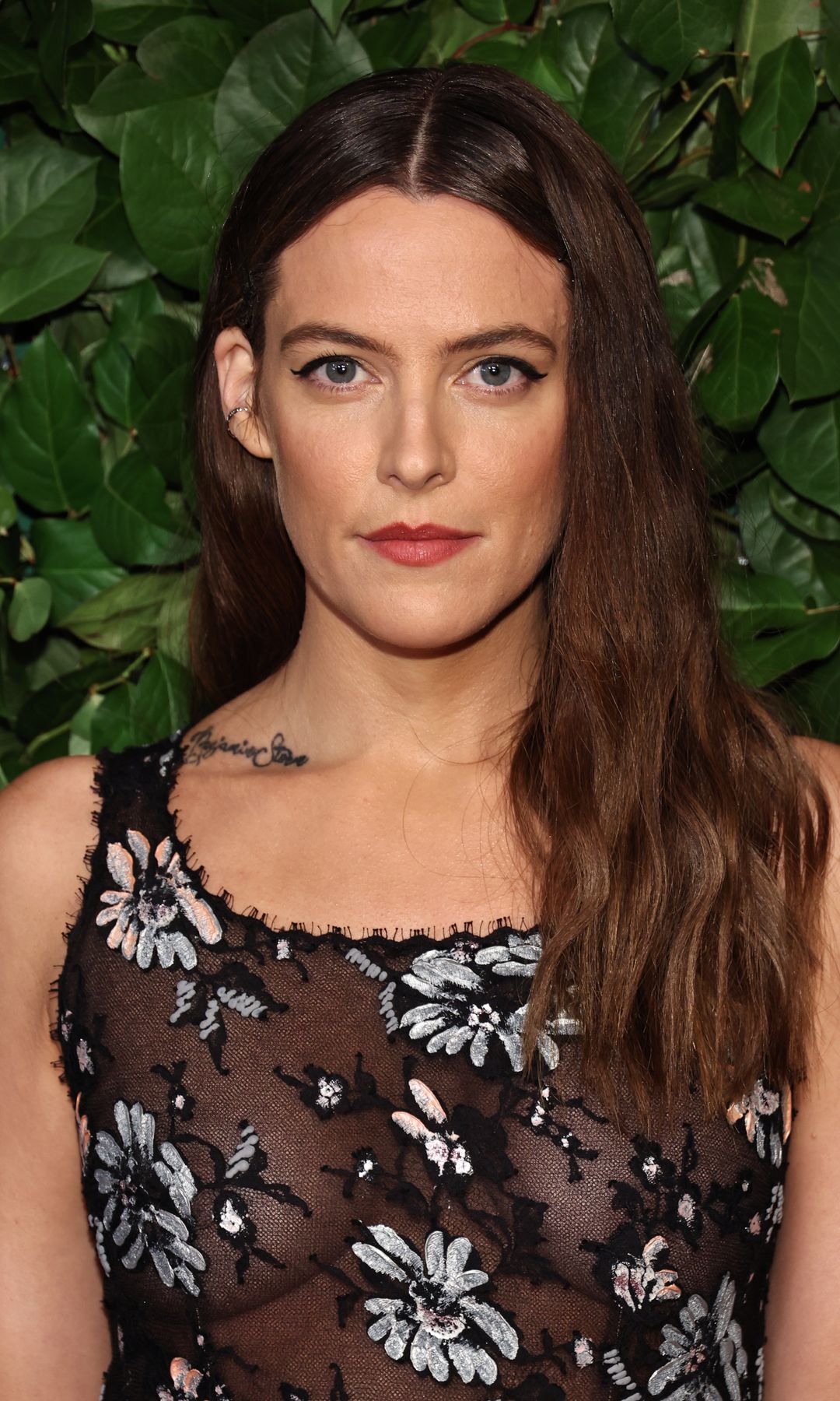 La actriz Riley Keough con maquillaje de Benjamin Puckey