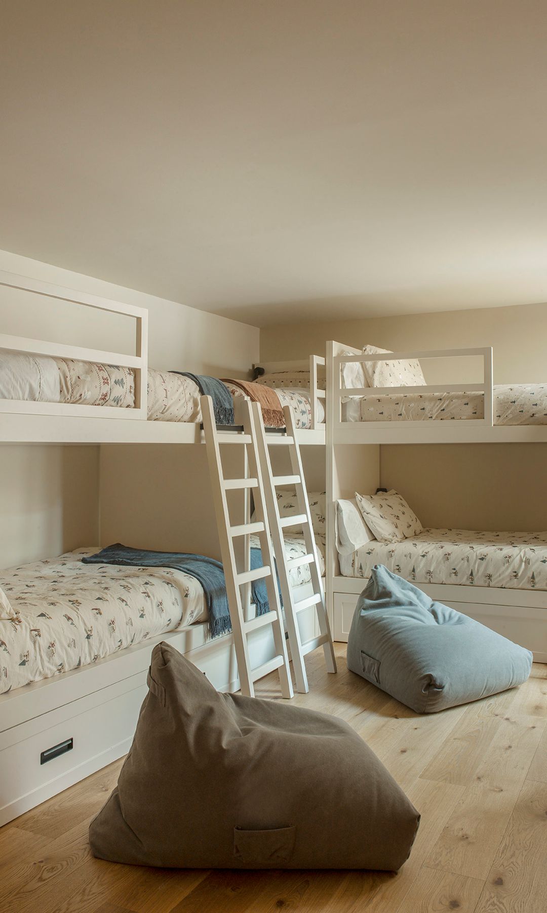 Dormitorio infantil con varias camas